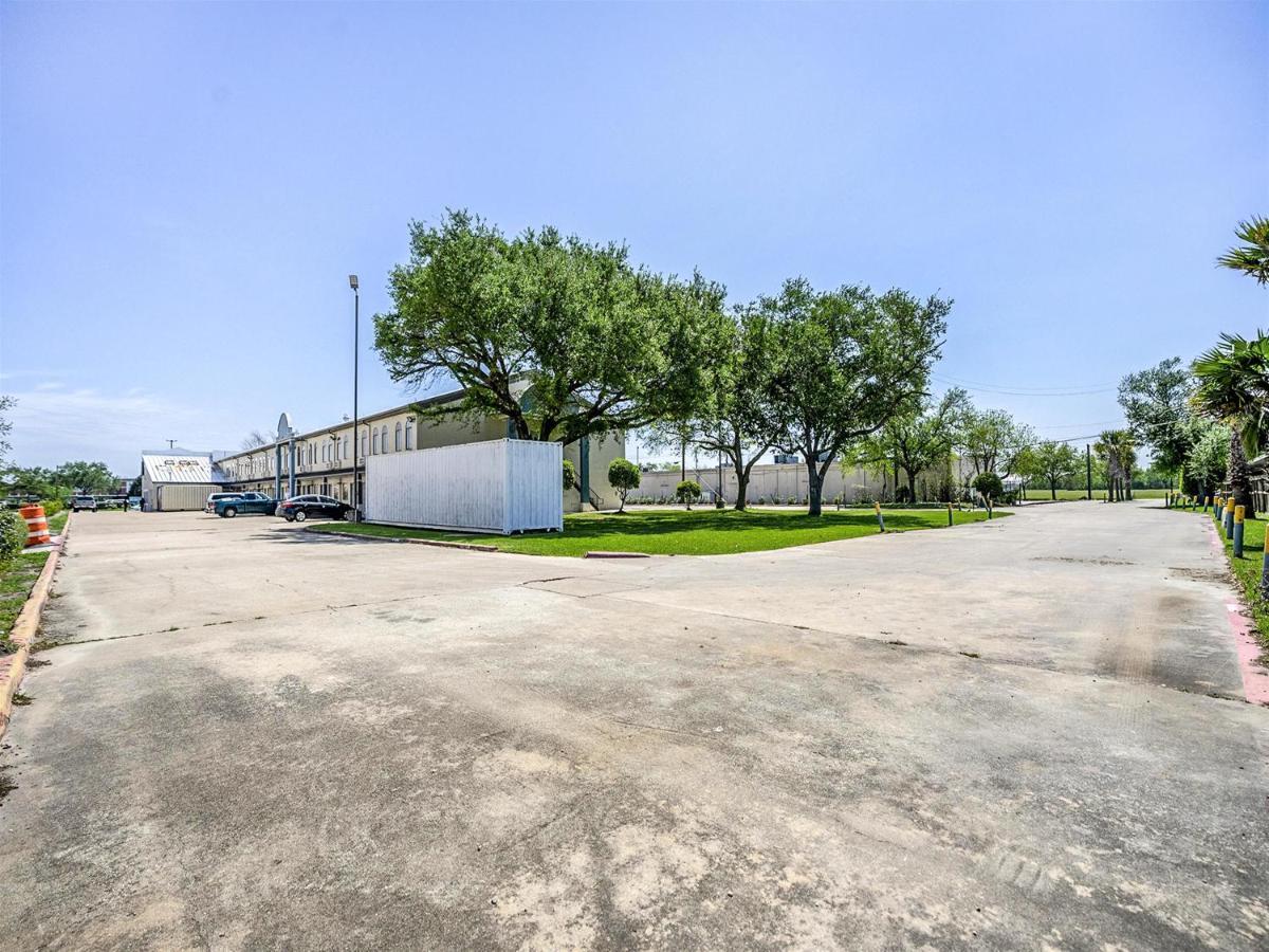 Days Inn & Suites By Wyndham Webster Nasa-Clearlake-Houston Экстерьер фото