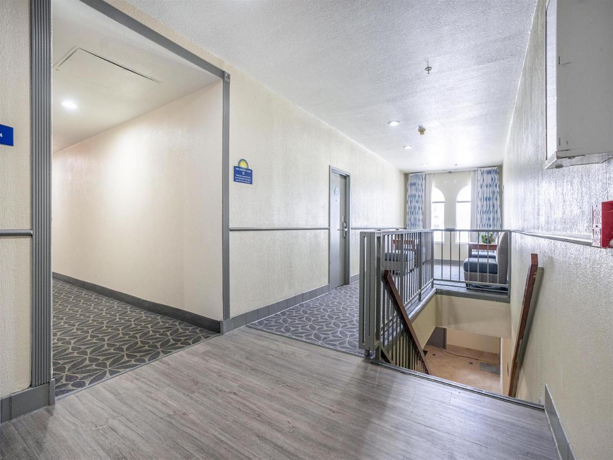 Days Inn & Suites By Wyndham Webster Nasa-Clearlake-Houston Экстерьер фото