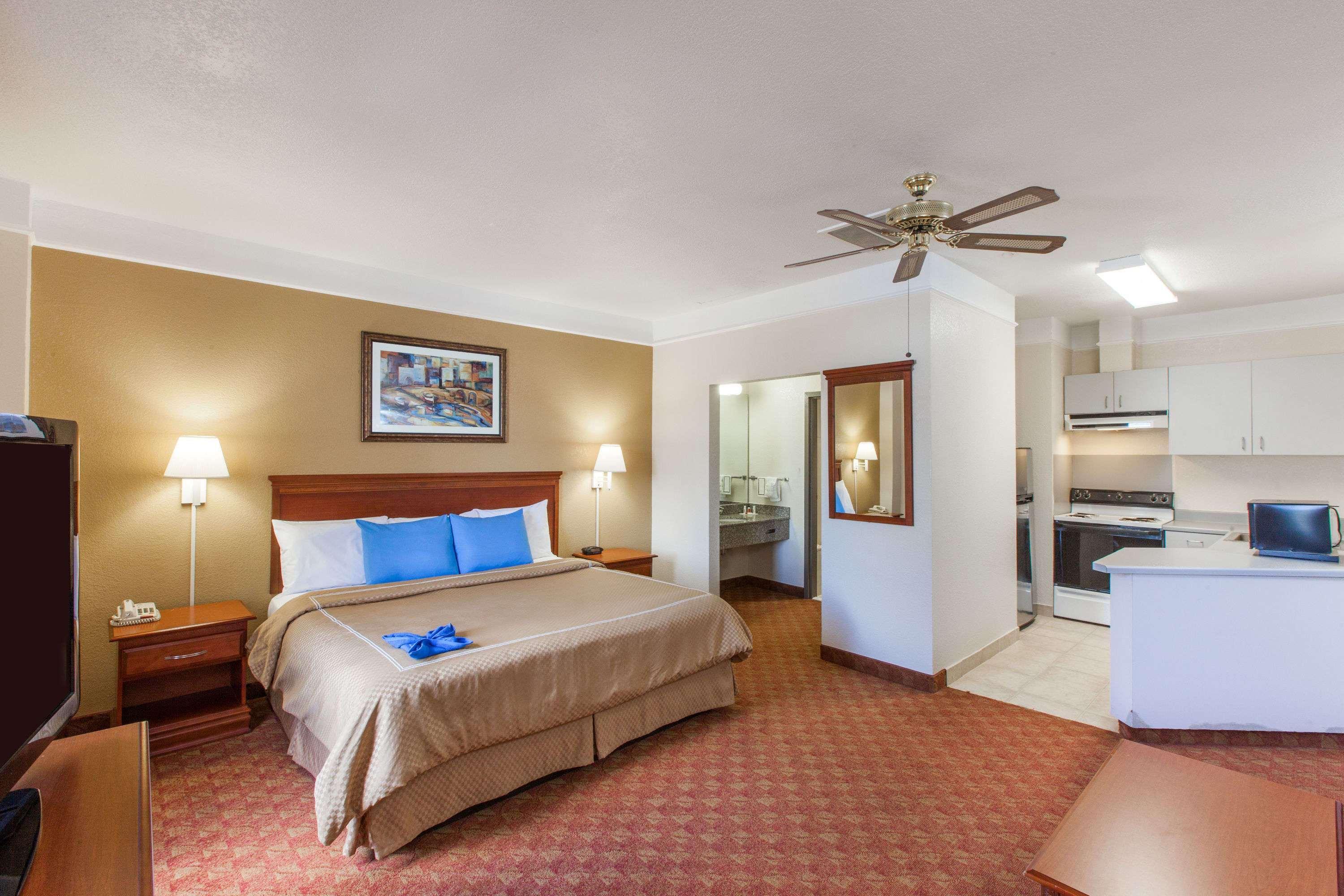 Days Inn & Suites By Wyndham Webster Nasa-Clearlake-Houston Экстерьер фото