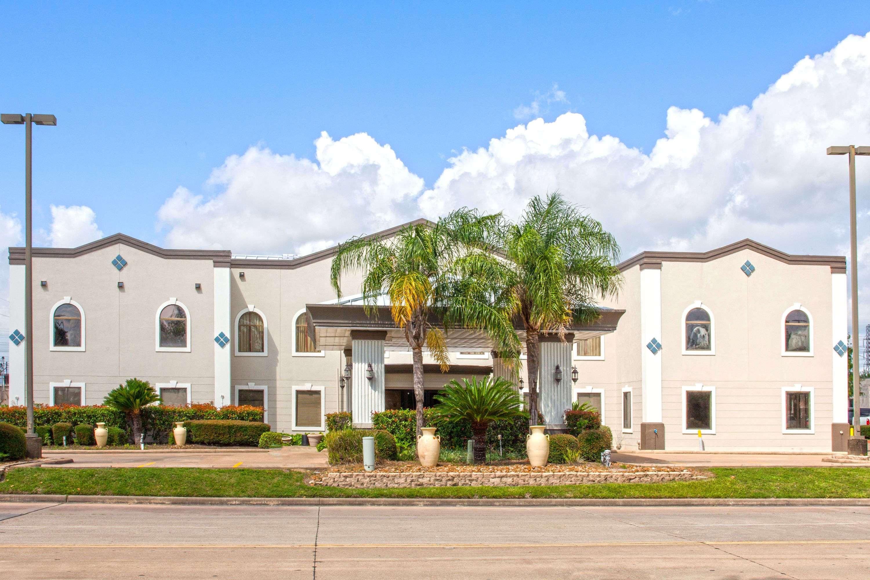 Days Inn & Suites By Wyndham Webster Nasa-Clearlake-Houston Экстерьер фото