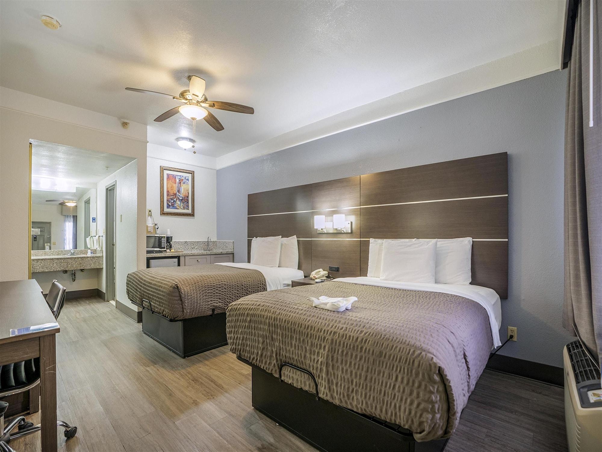 Days Inn & Suites By Wyndham Webster Nasa-Clearlake-Houston Экстерьер фото