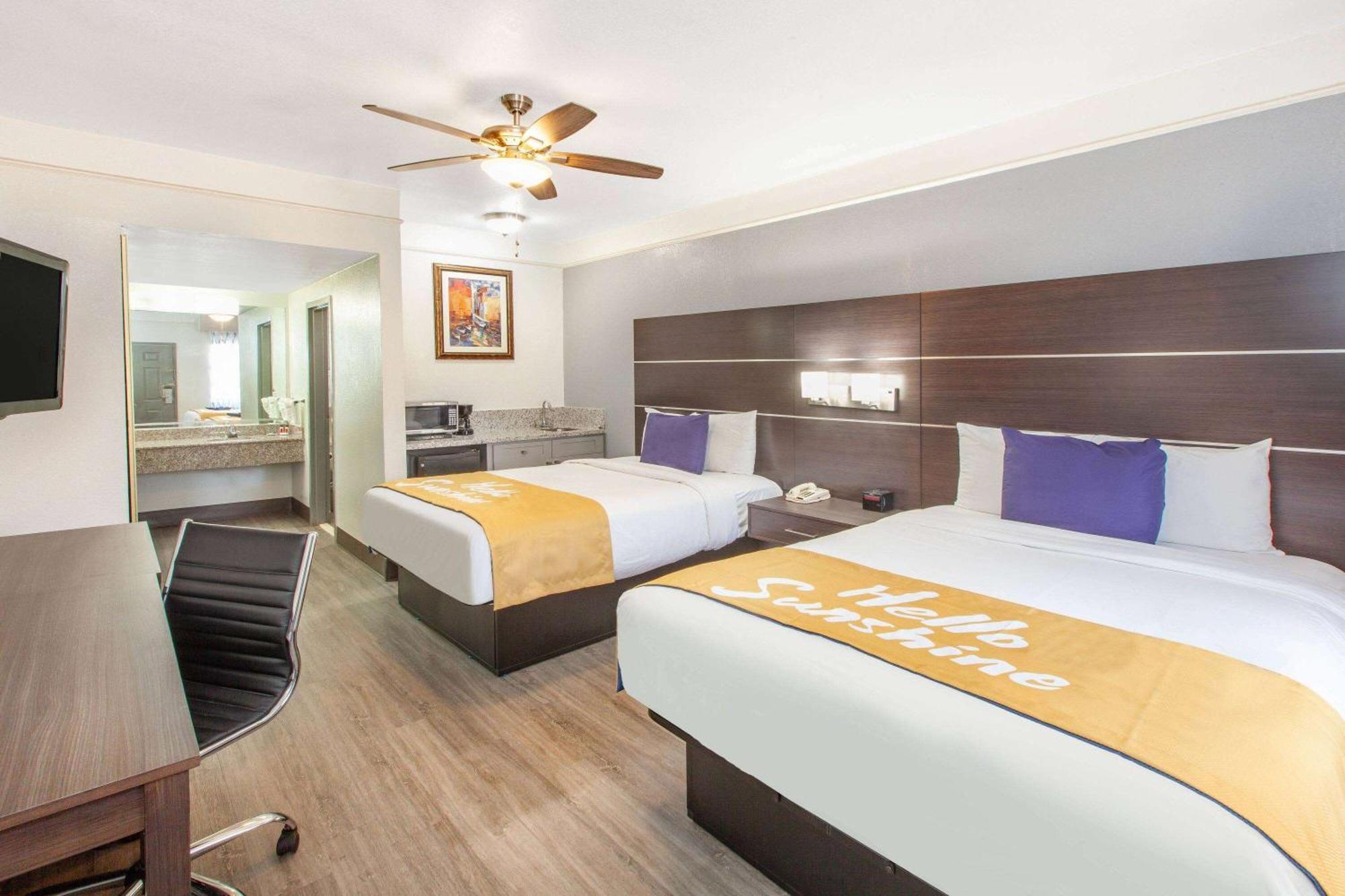Days Inn & Suites By Wyndham Webster Nasa-Clearlake-Houston Экстерьер фото